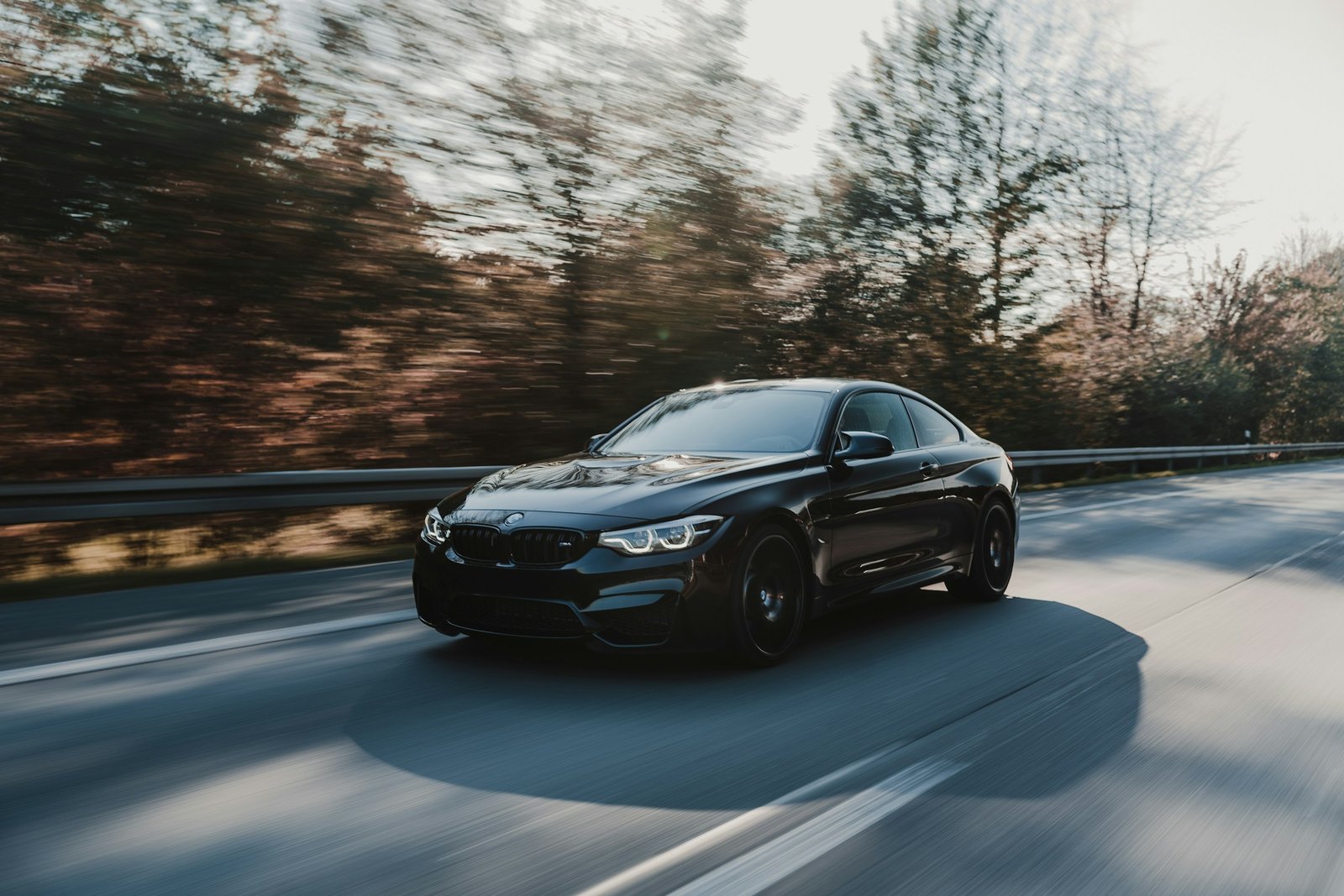 BMW M4 mit sichtbarem Herstelleremblem