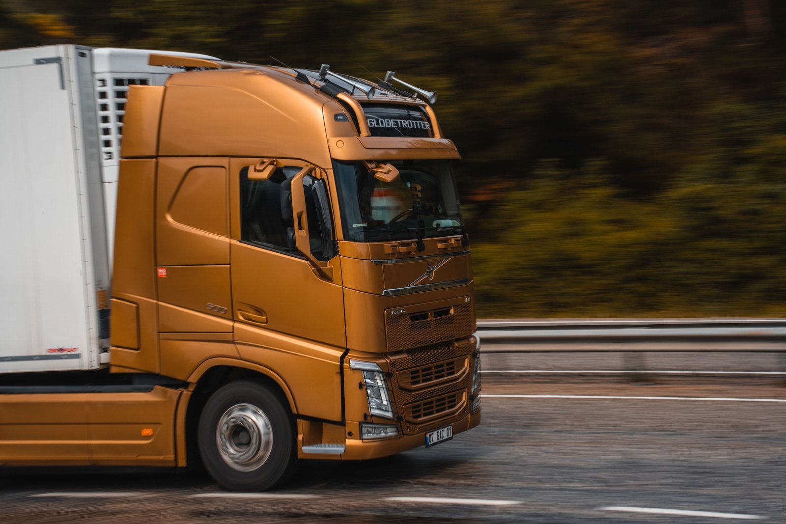 Volvo-LKW mit sichtbarem Herstelleremblem